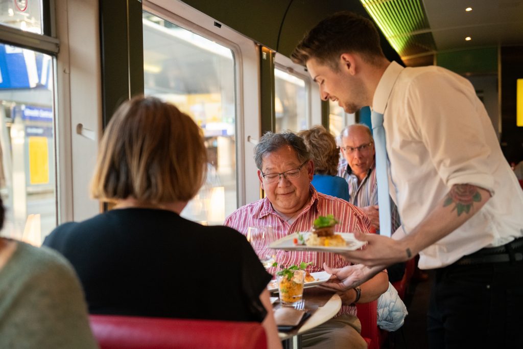 Dineren in rijdende trein